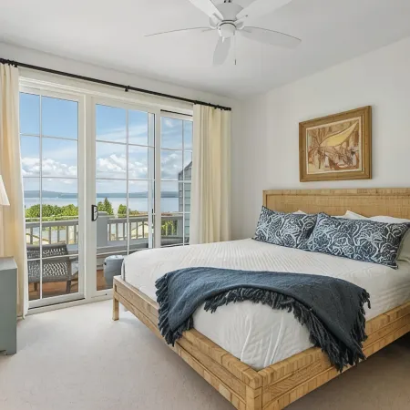 Now Booking for Summer 2026! Stunning Panoramic Lake Views in Downtown Petoskey! Отели в г. Петоски