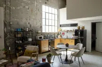 Historic Rogers Milk Plant- Bike, Shop, & Eat - مطابخ