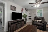 The Bear Den: Rehabbed Home Near the Branson Landing - Country Houses