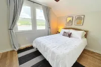 Big Riverfront House Near Beach Access, Cvg, & Downtown - 2-stjärniga