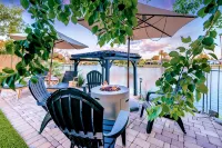 Lake Front Paradise, Pool and Hot Tub-Bubbly - โฮมสเตย์