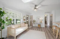 Beachie Cottage with luxury Spa, steps to the beach. - Country Houses