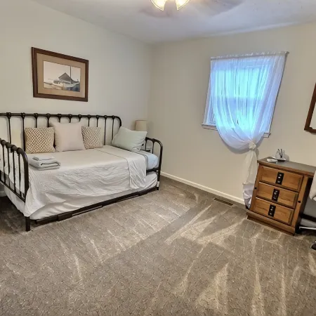 Updated cottage across from Lake Barkley, awesome patio, pets welcome! Hotéis em Trigg County