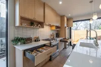 NEW Spacious 4-Story 4-bedroom Townhome Retreat in Greenville - Bungalows