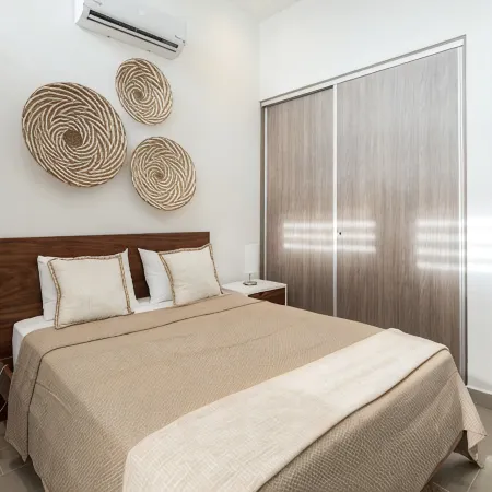 Modern Stylist 3 BR Beach House, w/Private Pool & Fast WiFi.
