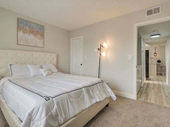 Cozy home! 18 min away from Strip and Fremont!