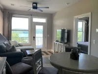 Brand new condo with gorgeous lake views - 4성급