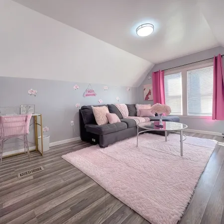 Pink Paradise! Cozy Getaway near SU!