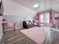 Pink Paradise! Cozy Getaway near SU! - 3-Star