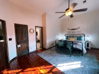The Landing at Main Street Suites: Cozy apartment in downtown Van Buren, AR - Wifi