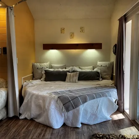 Cozy Cabin on Lake, relax and recharge. Enjoy boating, fishing and swimming. Hotels in Walker County