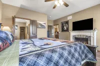 Bear Creek Lodge • Hot Tub! Community Pool! Pool Table! Rustic Lodge for Family!