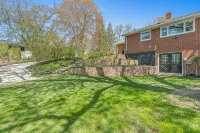 Beautifully remodeled 4 BR home w/ in-ground pool - Homestays