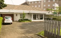 Elenor's Home at Eyckman - parking