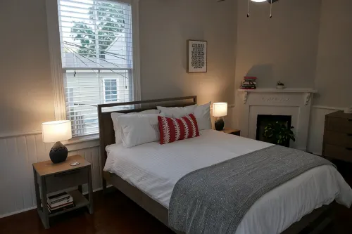 Spacious Home in the Historic District. Sleeps 8. Free Parking - บังกะโล