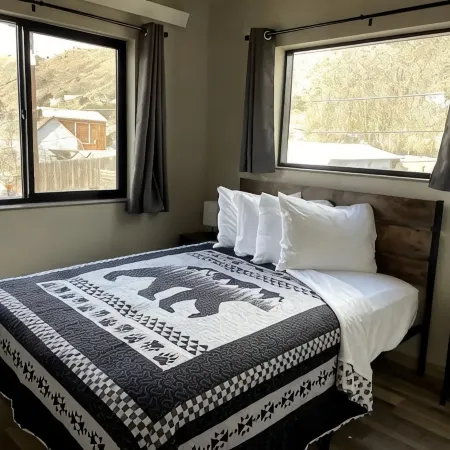 Cozy Wolf Lodge — Unit 3