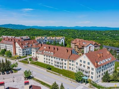 Beautifully renovated 2 bedroom condo in Stratton VT - walk to Village/Lifts!