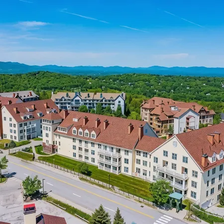 Beautifully renovated 2 bedroom condo in Stratton VT - walk to Village/Lifts!