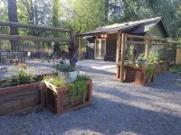 The Groundskeeper's Cabin: A peaceful retreat with all the amenities of home. - 샬레 호텔