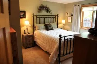 Woodland Trails Cabin on 130 acres with wildlife and miles of private trails - 샬레 호텔