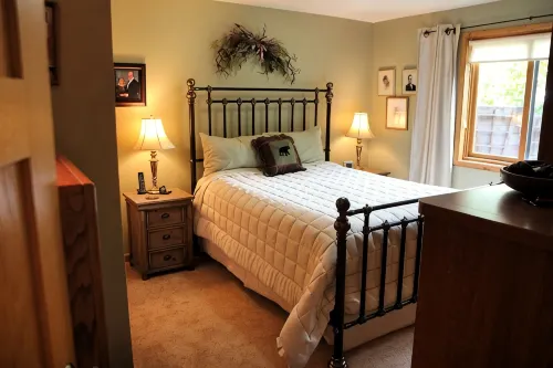 Woodland Trails Cabin on 130 acres with wildlife and miles of private trails - Chalets