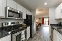 Justyna's Place, No Stairs! Great Location! Open Pool! Natural Views! Relaxing! - 4 stelle