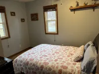 Relax at Grandma’s house with a screened in porch overlooking a private lake! - Wifi