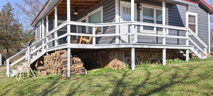 Cozy cabin overlooking Wister Lake Hotels in Le Flore County