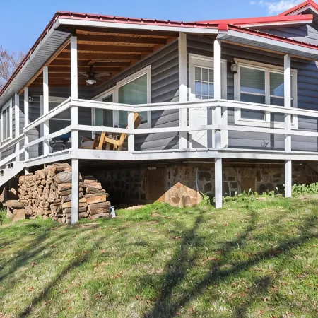 Cozy cabin overlooking Wister Lake