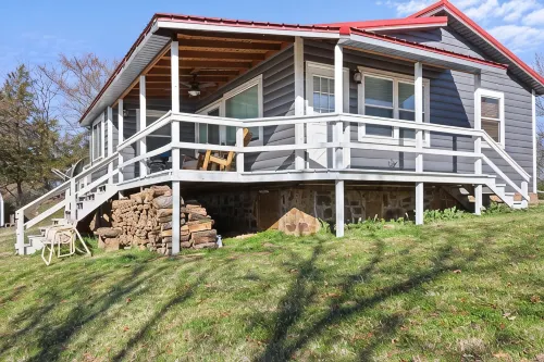 Cozy cabin overlooking Wister Lake - Alppimaja