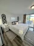 Boho Beach Bungalow with new deck walking distance from the Gulf - Wifi