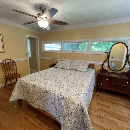 MOUNTAIN TOP RETREAT - STUNNING VIEWS! Hot tub, secluded, family friendly, 5BR!