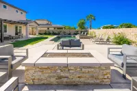Beautiful 5 BR house with Olympic size Pool and SPA in Indio - Bathtub