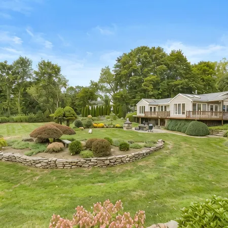 Charming 2-bedroom house on 2 dog friendly landscaped acres in lovely Chester