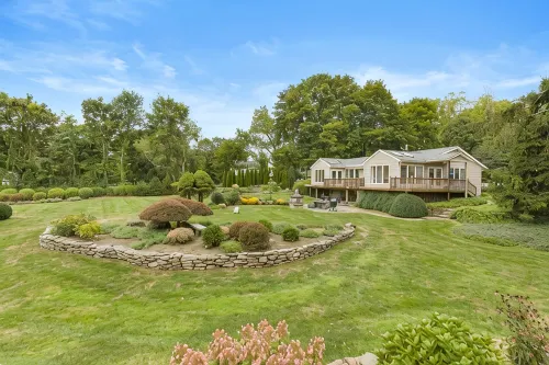 Charming 2-bedroom house on 2 dog friendly landscaped acres in lovely Chester - 부티크