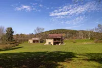 3 BR Black Bear Lodge on Pine Creek w/ Hot Tub - Chalets