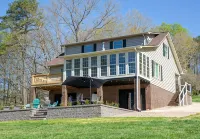 Pristine lake house offering watersports, gameroom favorites, and stunning view - 4-Sterne