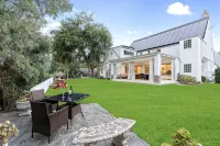 5-Min Walk to Rose Bowl - Luxe Estate! - balcony