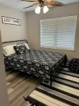 Cozy 2-Bedroom Cottage Near Triple S Marina - Wifi