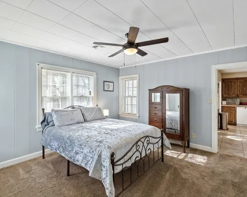 Home adjacent to Country Club, near Hospitals, Park, College and shopping. Hotels in Ada