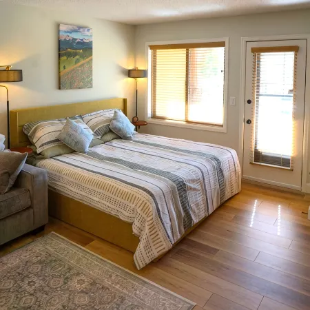 GREAT Value! Classy Comfortable King Bed Studio, Sleeps 4!