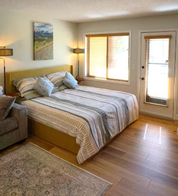 GREAT Value! Classy Comfortable King Bed Studio, Sleeps 4! - 무료 와이파이