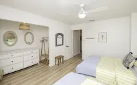 Pet friendly beach house w/private backyard & outdoor shower- steps from beach - 3 stjerner