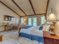 Quiet, spacious home with large deck in secluded Forest Oaks in central Edmond . - 3성급