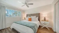 Stunning 1-Bedroom, Remodeled Apartment Overlooking Pool Near the Beach - 4 estrellas