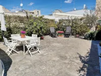 Trullo alleyway, central with private garden - 2 étoiles