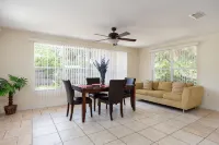 4 Bedroom Cozy Getaway Pool house in the Heart of Melbourne - 2-Star