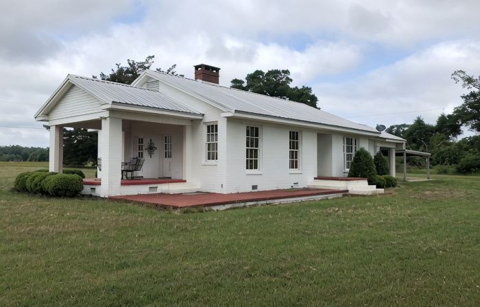 Hilltop Retreat . Private house surrounded by nature. Just 2 miles from Lake.