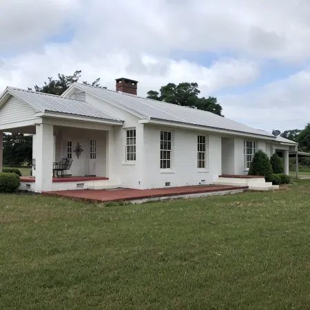 Hilltop Retreat . Private house surrounded by nature. Just 2 miles from Lake.