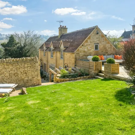 Gorgeous Stone Cottage in an Idyllic Picture Postcard Village. Parking/Garden